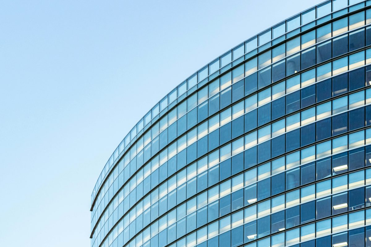 Façade vitrée d'un immeuble de bureaux