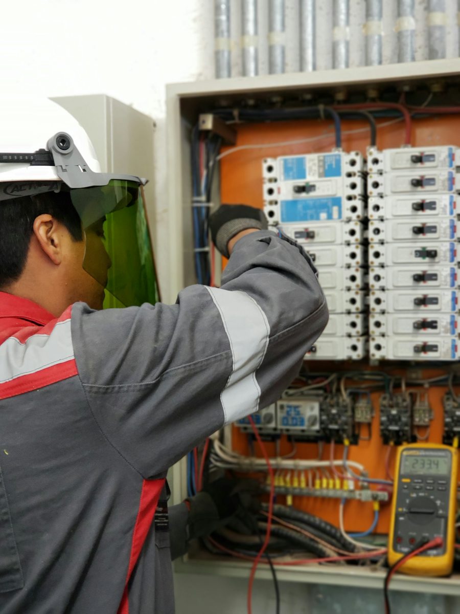 Électricien contrôlant un tableau électrique