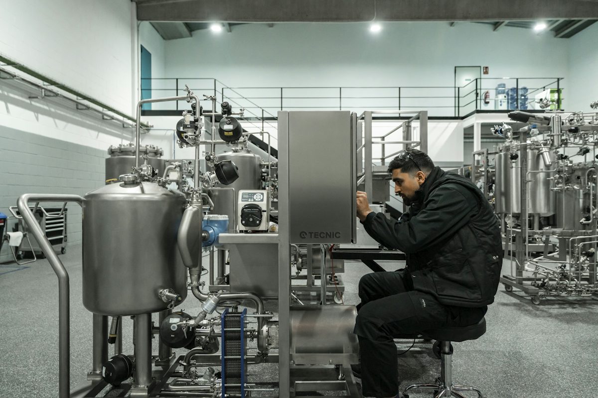 Technicien sur une ligne industrielle
