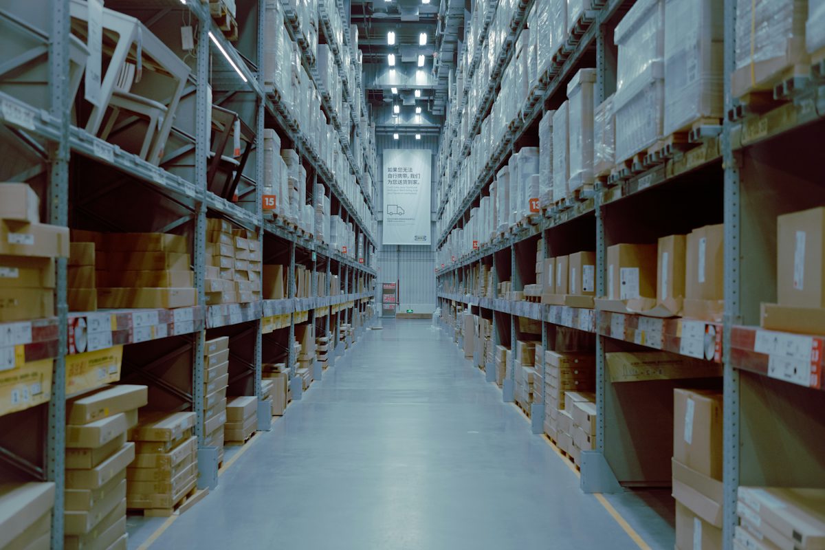 Allée d'un entrepôt de stockage