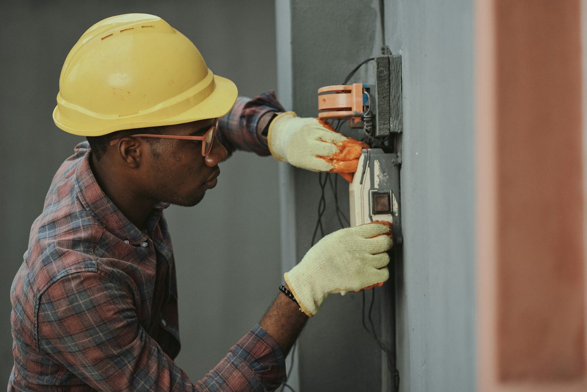 Technicien intervenant sur une installation électrique